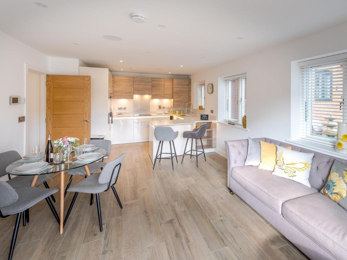 Pass The Keys Contemporary Apartment With Secure Parking Shrewsbury Exterior foto